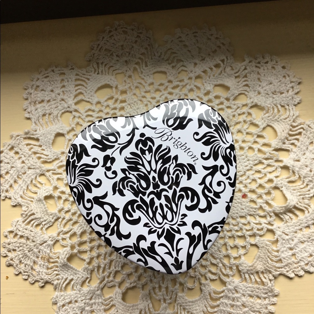 Brighton Heart Shaped Black and White Metal Box - Picture 3 of 4